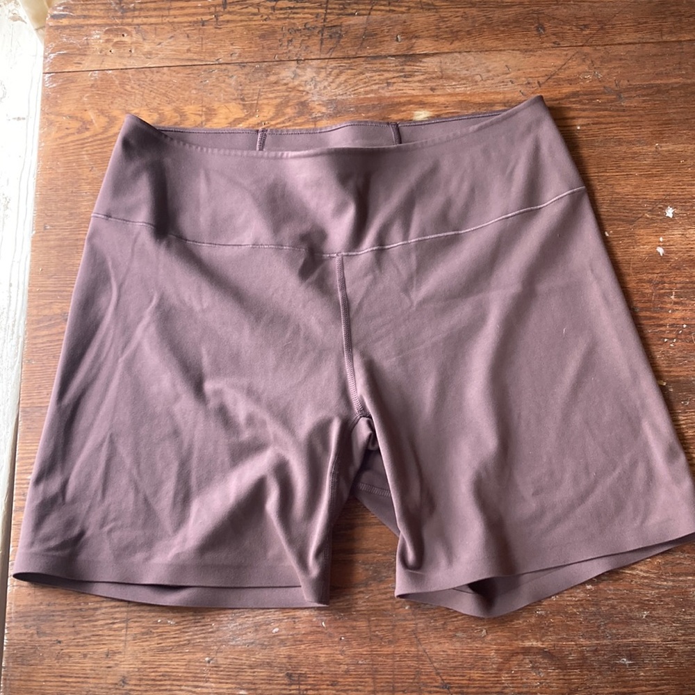 Uniqlo Airism Soft Biker Shorts with Key Pocket in Color Wine in Size XL